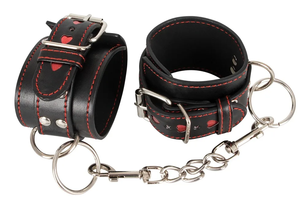 Bad Kitty zwarte lederlook handboeien met rode hartjes en korte verbindingsketting