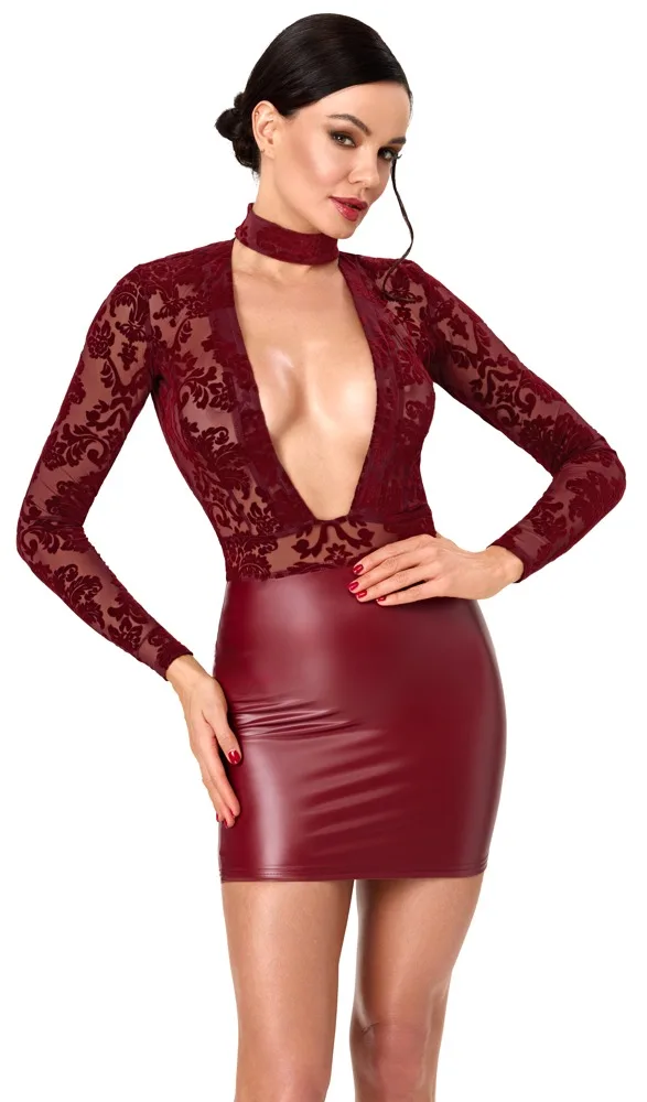Noir bordeauxrode minijurk met lange mouwen, flockprint en choker, gedragen door model
