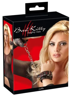 Bad Kitty handboeien met rode hartjes, in de verpakking