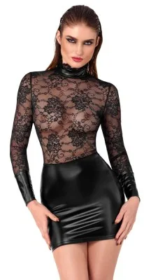Noir zwarte kanten minijurk met ruchekraag, choker en wetlook manchetten, gedragen door model