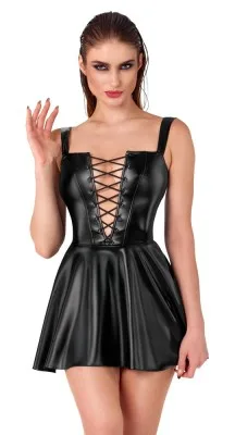 Noir zwarte wetlook minijurk met bandjes, vierkante hals en veters aan de voorkant, gedragen door model