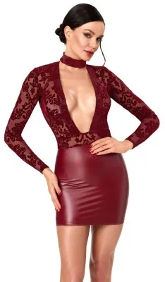 Noir bordeauxrode minijurk met lange mouwen, flockprint en choker, gedragen door model
