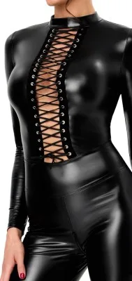 Noir wetlook jumpsuit met sierveters, detail
